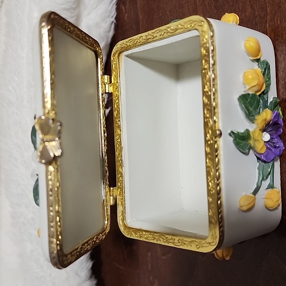 Vintage Floral Trinket Box with Gold Accents - Picture 5 of 9